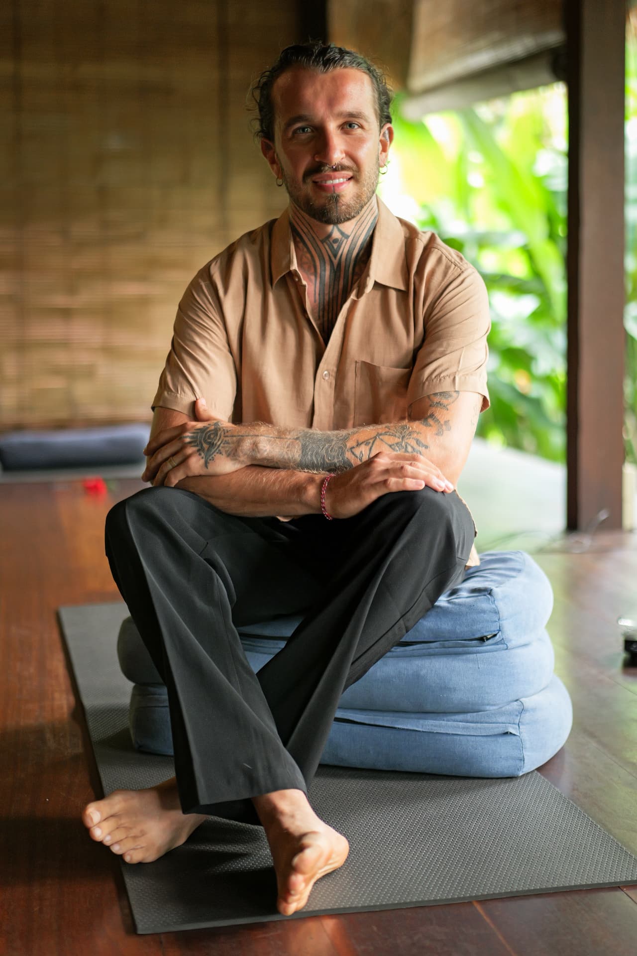 Esaú Aguilera Páez seated in the training space in Ubud